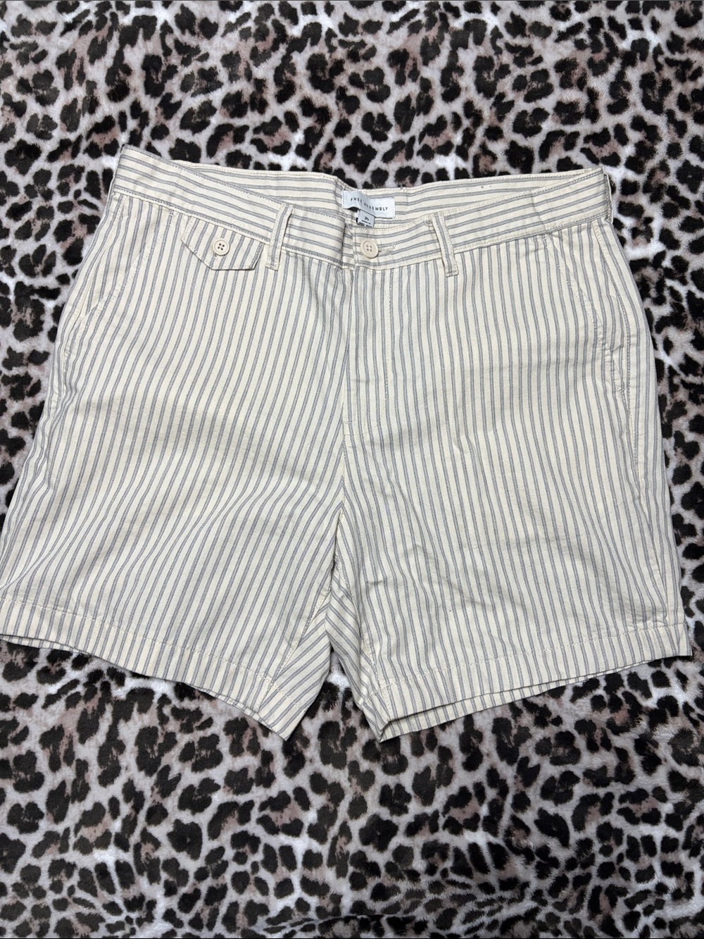 Free Assembly Men’s Size 34 Striped shorts - Cream & Blue